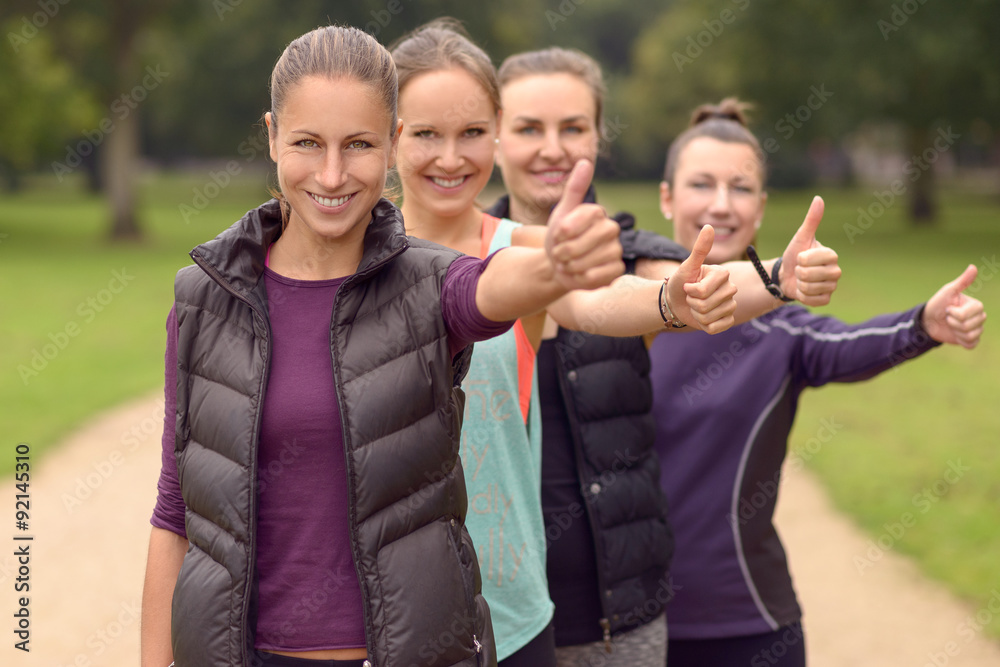 Gesunde Frauen machen Daumen hoch Gesunde Frauen machen Daumen hoch