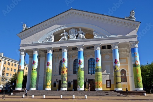 Калужский областной драматический театр украшен ко Дню города.