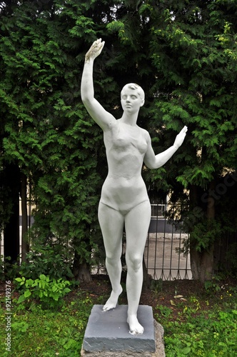 Гипсовая скульптура девушки-спортсменки.