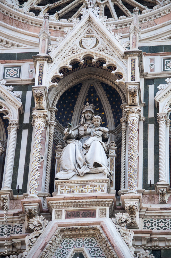 Статуя на фасаде Кафедрального собора Санта Мария дель Фьйоре во Флоренции, Италия