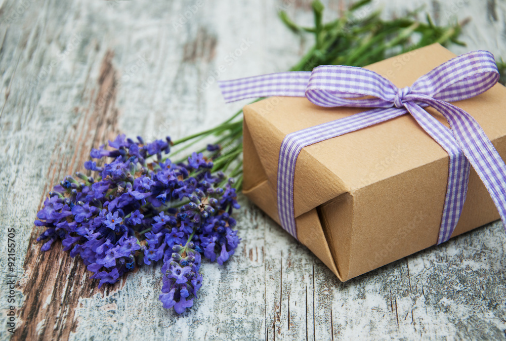 Naklejka premium Lavender and gift box