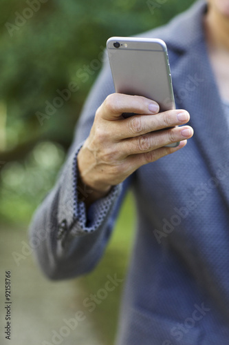 ältere Frau mit Handy