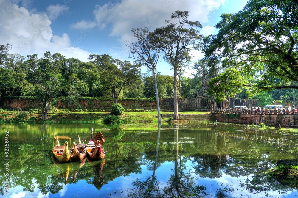 Naklejka premium Angkor Thom, Siem Reap, Kambodża - Jezioro z typowymi łodziami przy wejściu.