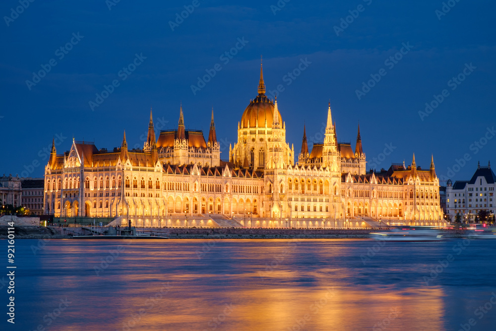 Naklejka premium The Hungarian Parliament building at night