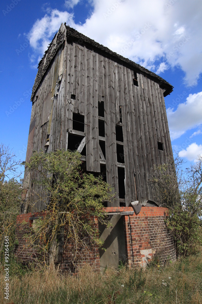 Verfallene Windmühle in Tauche bei Beeskow (2015) Verfallene Windmühle in Tauche bei Beeskow (2015)
