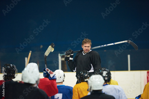 Canvas Print ice hockey players team meeting with trainer