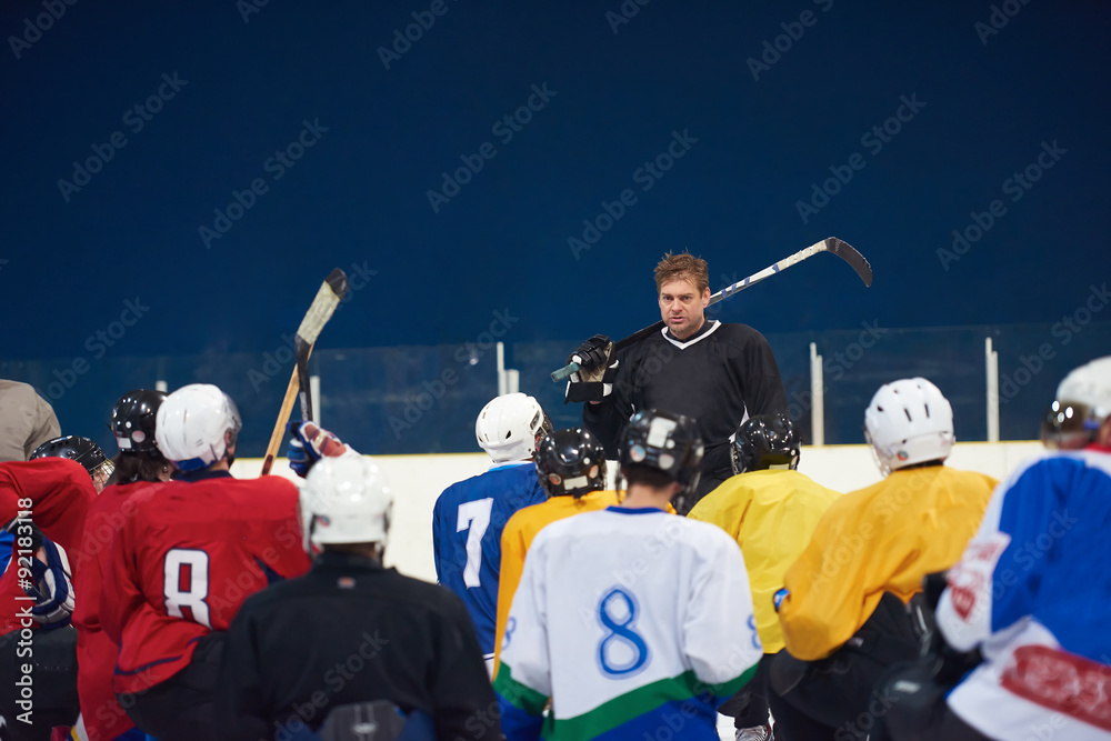 Obraz premium ice hockey players team meeting with trainer
