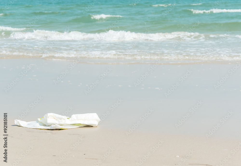 Obraz premium plastic bag on beach