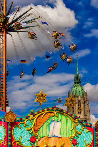 Oktoberfest,wiesn,fahrgeschäft, fahrgeschäfte,riesenrad,theresienwiese,kettenkarussell photo