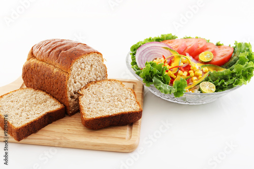 新鮮なサラダとパン