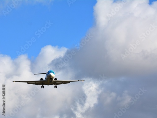 着陸する飛行機 イメージ