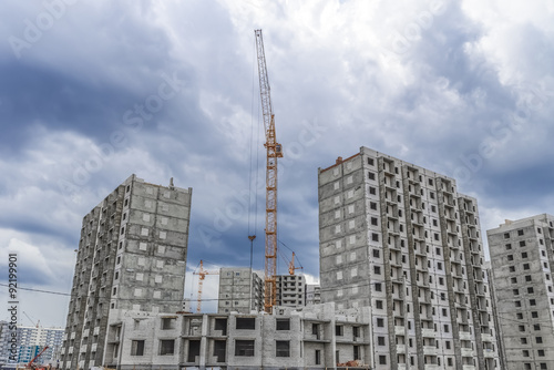 Building multi-storey houses and hoisting crane