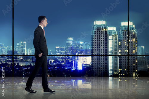 Business man walking in office room © Leo Lintang