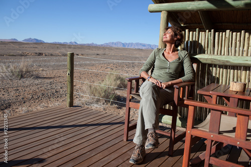 Donna in relax dopo il safari 