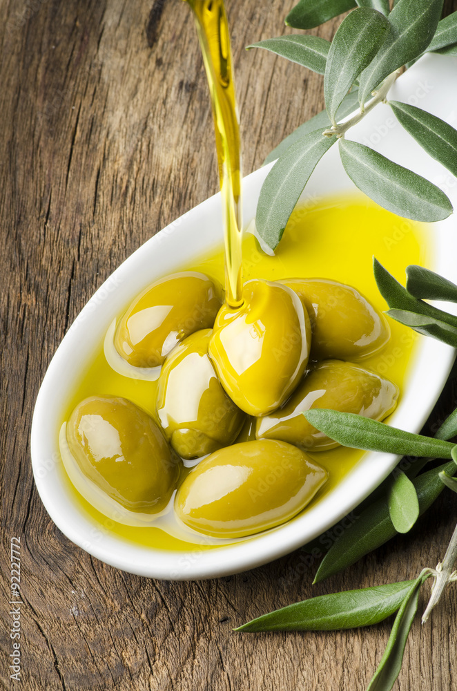 olio extravergine di olive con olive bio Stock Photo | Adobe Stock