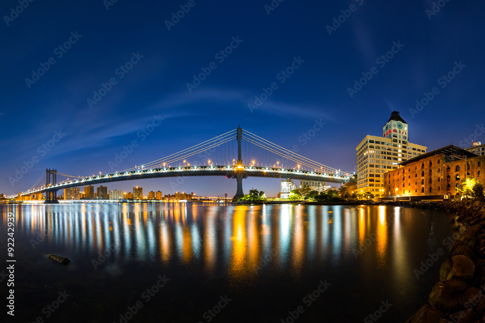 Fototapeta premium Manhattan Bridge o świcie, widok z parku Brooklyn Bridge