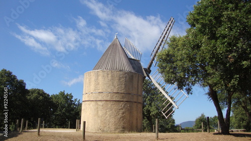 stary młyn wiatrak w pobliżu Ramatuelle - Francja