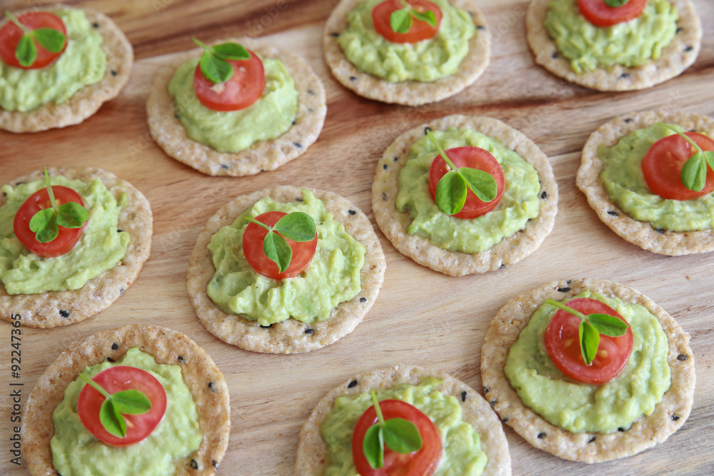 Green avocado and tomato crackers Green avocado and tomato crackers