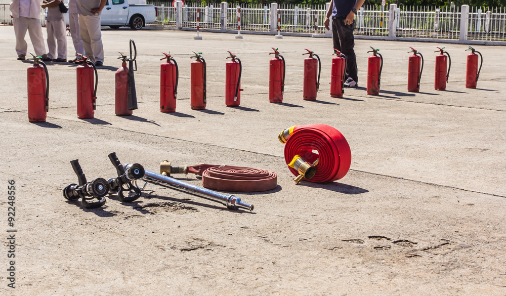 Obraz premium Firefighter fighting fire during training