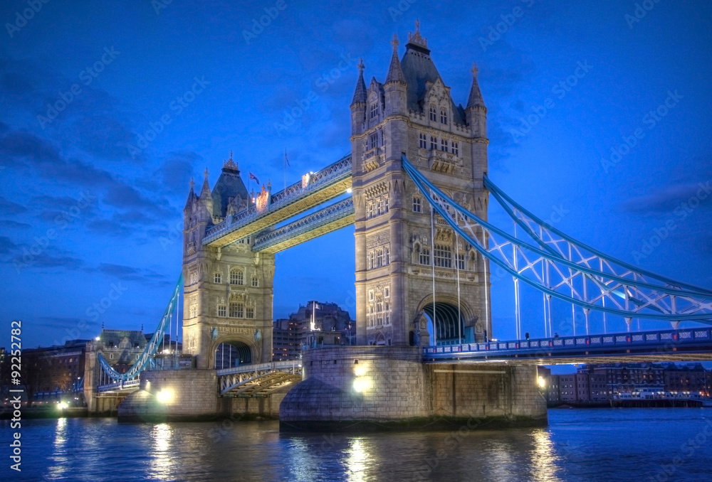 Tower Bridge in London - obrazy, fototapety, plakaty 