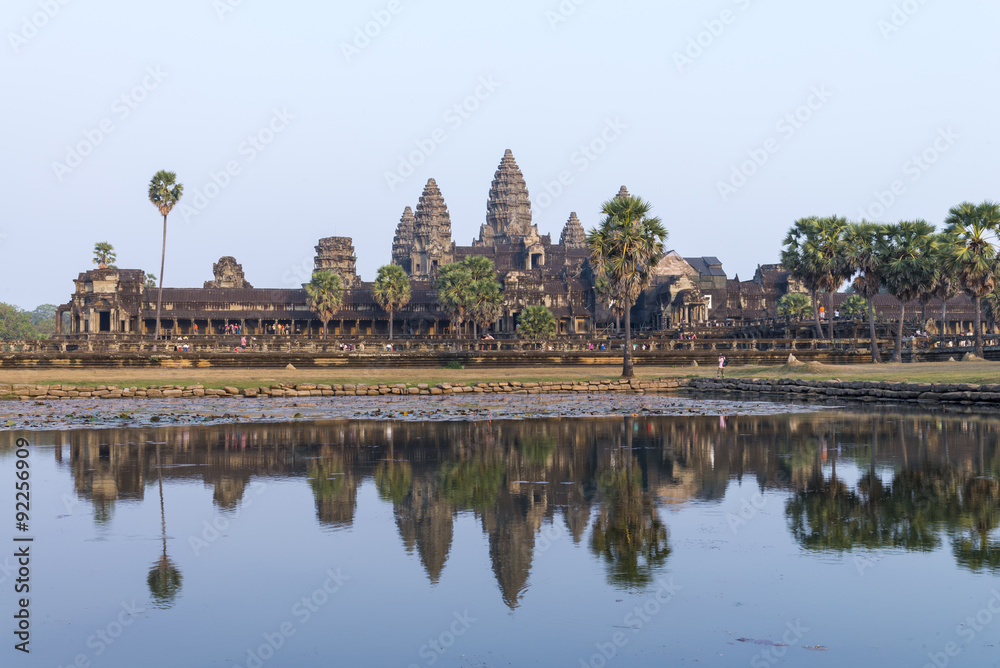 Obraz premium Angkor Wat and reflecting lake in sunset, Siem Reap, Cambodia