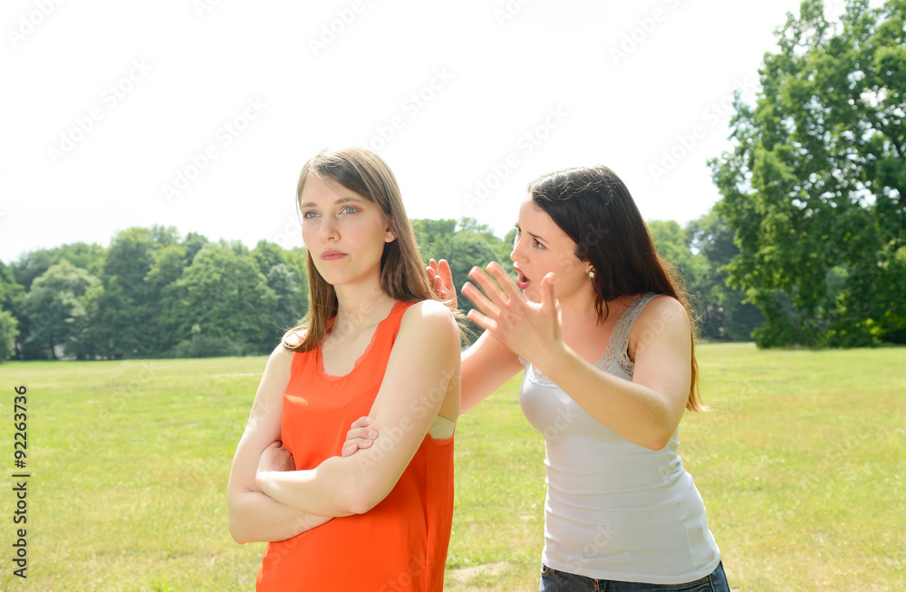 Freundinnen im Park, streiten sich