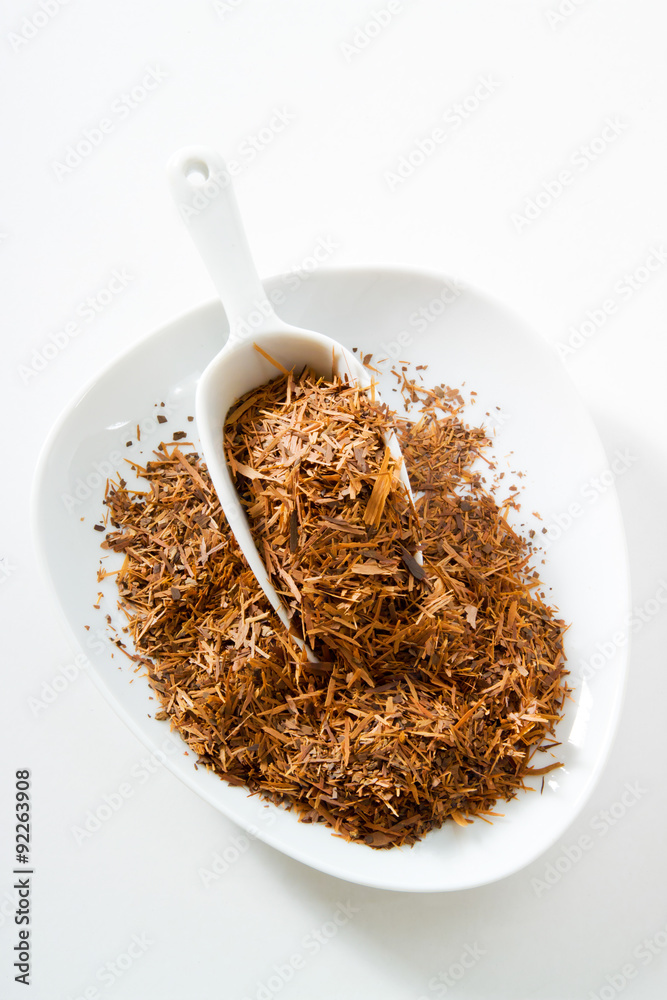 Schälchen und Schäufelchen mit Lapacho Tee Natur, weisser Unte Schälchen und Schäufelchen mit Lapacho Tee Natur, weisser Unte