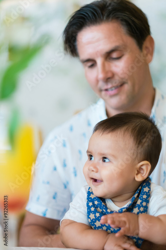 Baby, Vater mit Sohn, lächeln