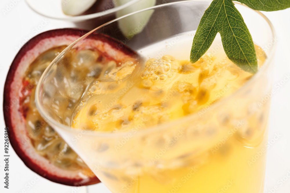 Passionsfrucht mit Blüte und Maracuja Getränk vor weißem Hint Passionsfrucht mit Blüte und Maracuja Getränk vor weißem Hint