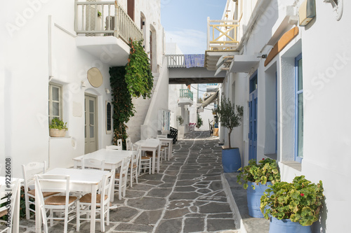 Piękna i graficzna drylująca aleja w Paros wyspie przy Grecja.
