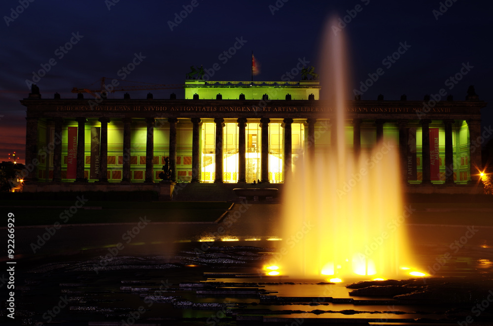altes museum auf der berliner museumsinsel zur blauen stunde