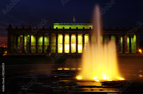 altes museum auf der berliner museumsinsel zur blauen stunde