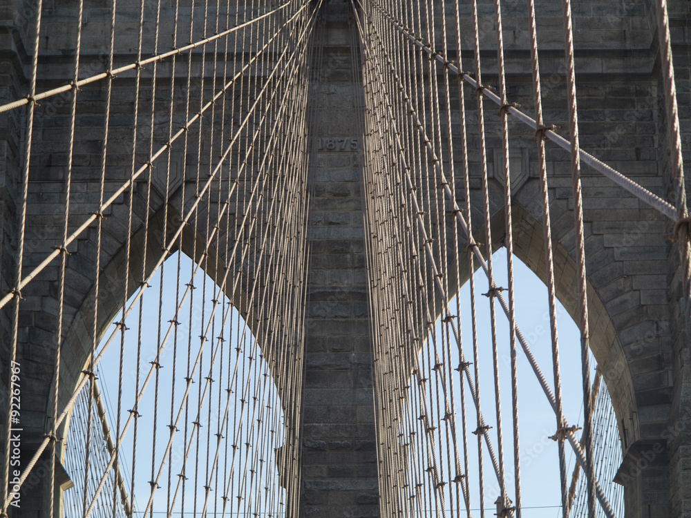 Naklejka premium Przeprawa przez Most Brookliński w słoneczny dzień w Nowym Jorku