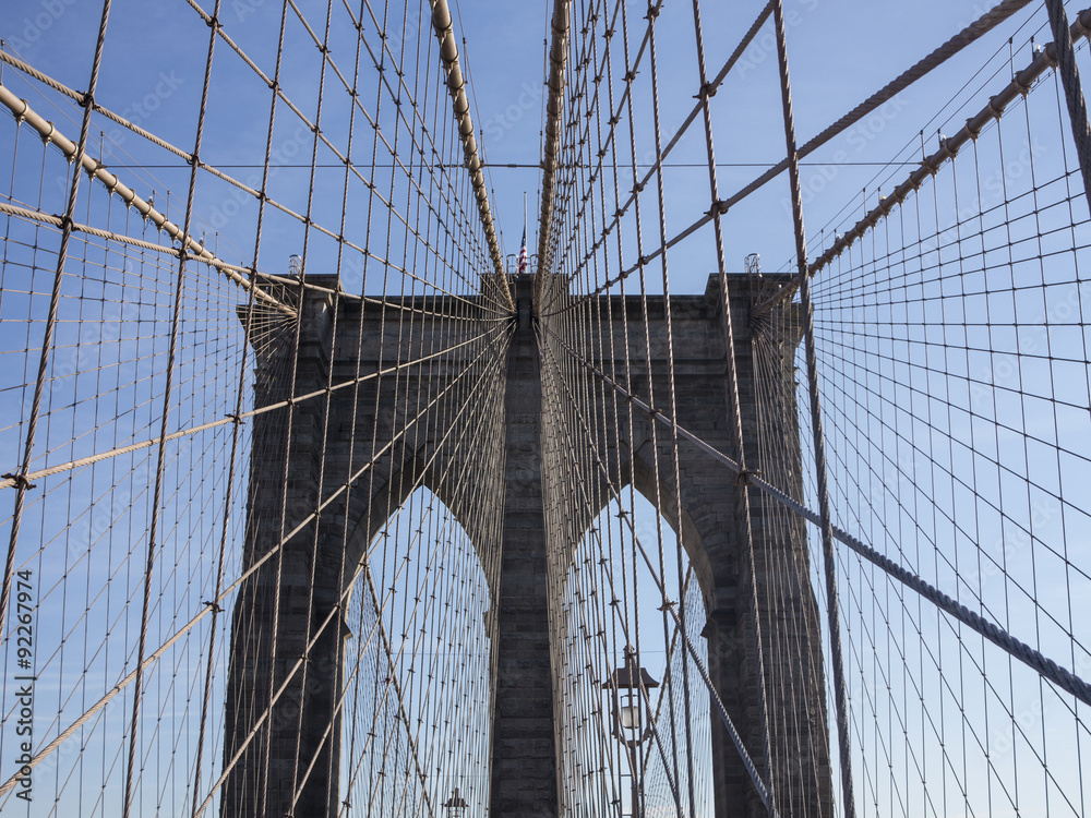 Fototapeta premium Przeprawa przez Most Brookliński w słoneczny dzień Nowego Jorku