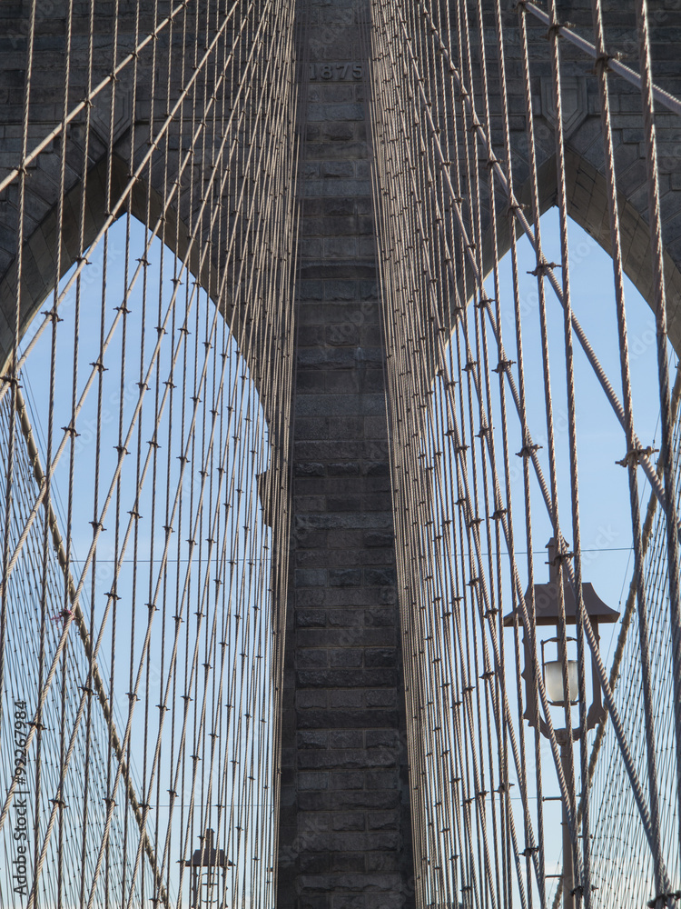 Fototapeta premium Przekraczanie Brooklyn Bridge w słoneczny dzień NYC