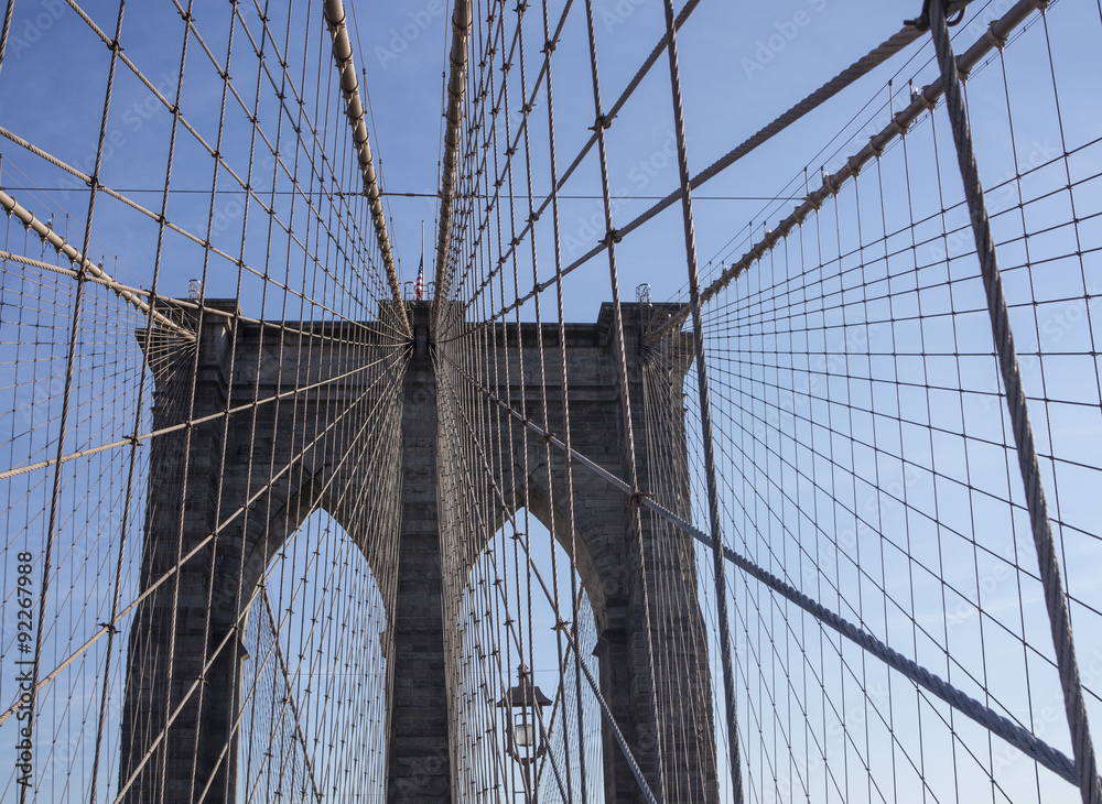 Fototapeta premium Przekraczanie Brooklyn Bridge w słoneczny dzień NYC