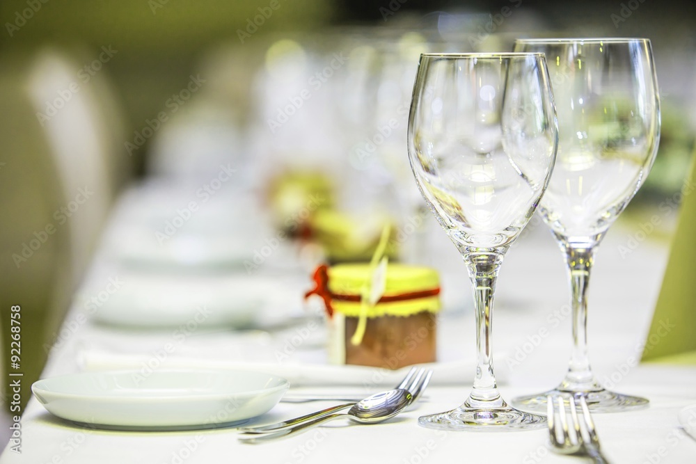 Gedeckter Tisch mit Gläsern Gedeckter Tisch mit Gläsern