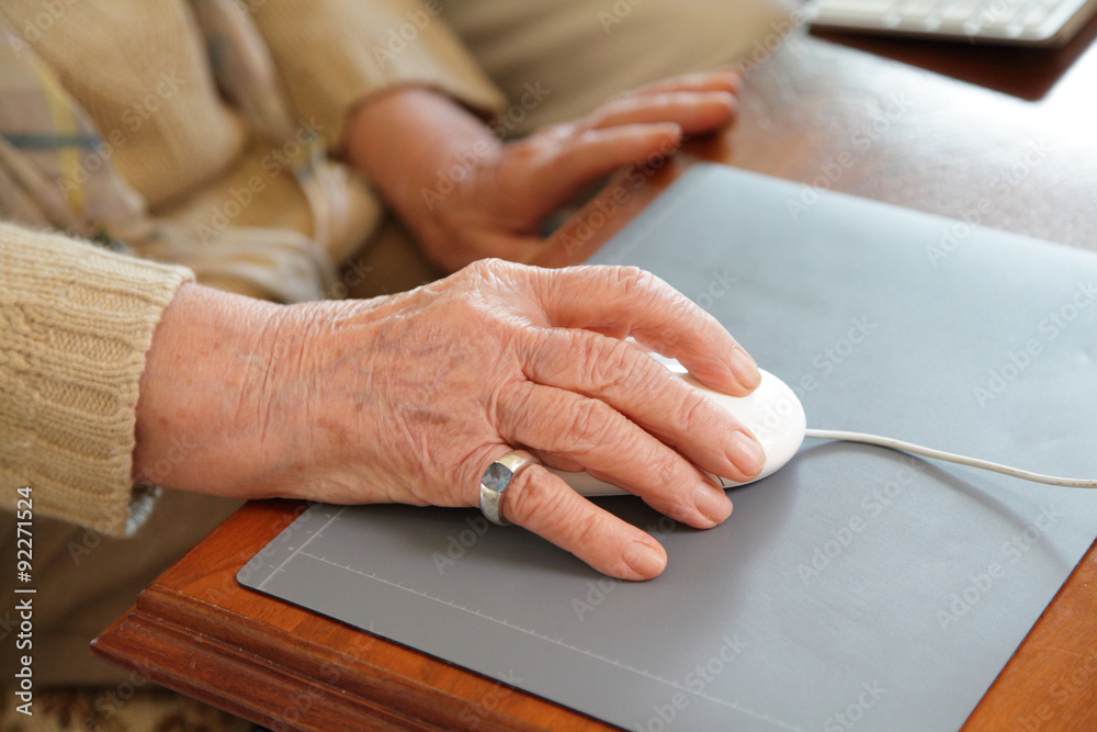 Seniorin arbeitet am Computer zuhause