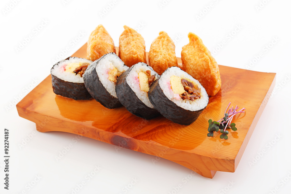 おいしそうな太巻きと稲荷寿司