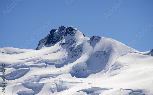 Punta Dufour, Dufourspitze, Dufour Peak. Segundo pico más alto de los Alpes, en el macizo del Monte Rosa. Se puede apreciar la huella y un montañero subiendo por la cresta hacia el Pico