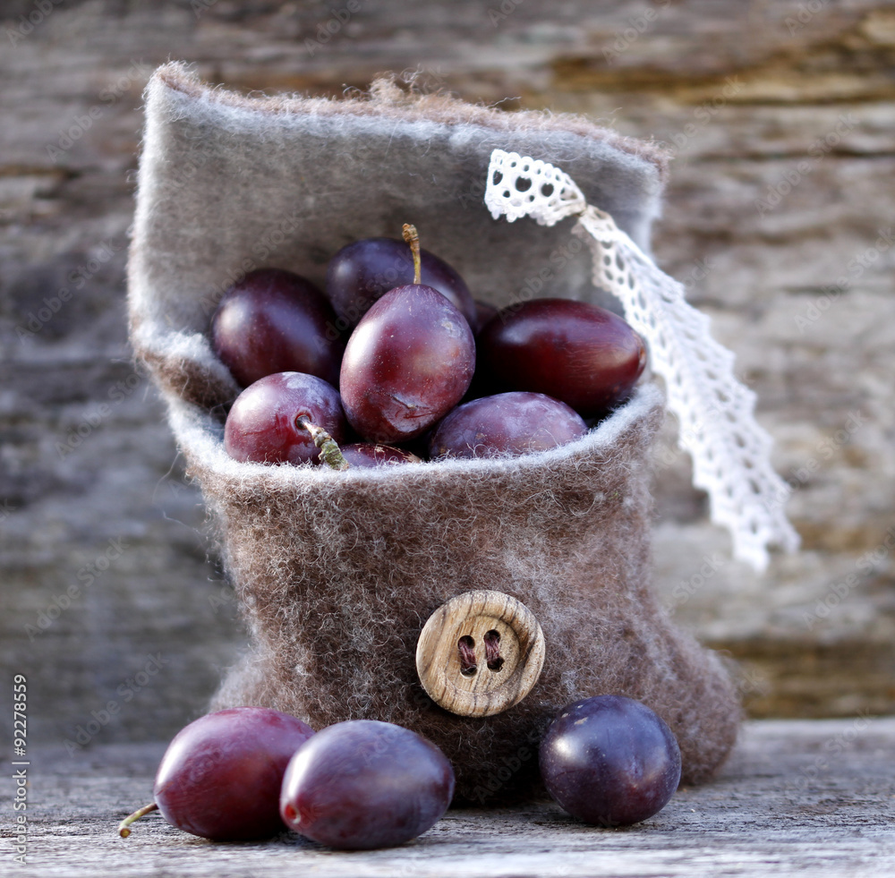 Hauszwetschgen im Filzbeutel StockFoto Adobe Stock
