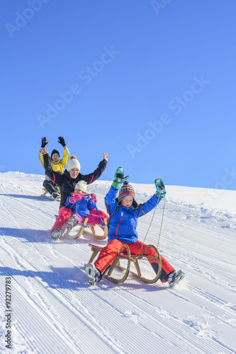 begeisterte Familie macht eine Rodelpartie