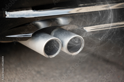 Umweltbelastung - Car smokes out of the exhaust