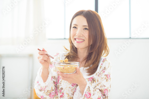 朝食中の綺麗な40代日本人女性