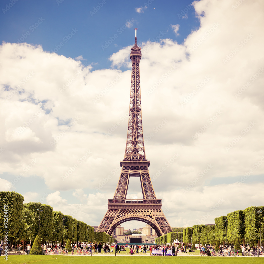 Fototapeta premium Eiffel tower in Paris, France