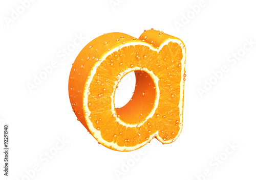 Litera b zrobiona z pomarańczy z delikatnymi kroplami wody.