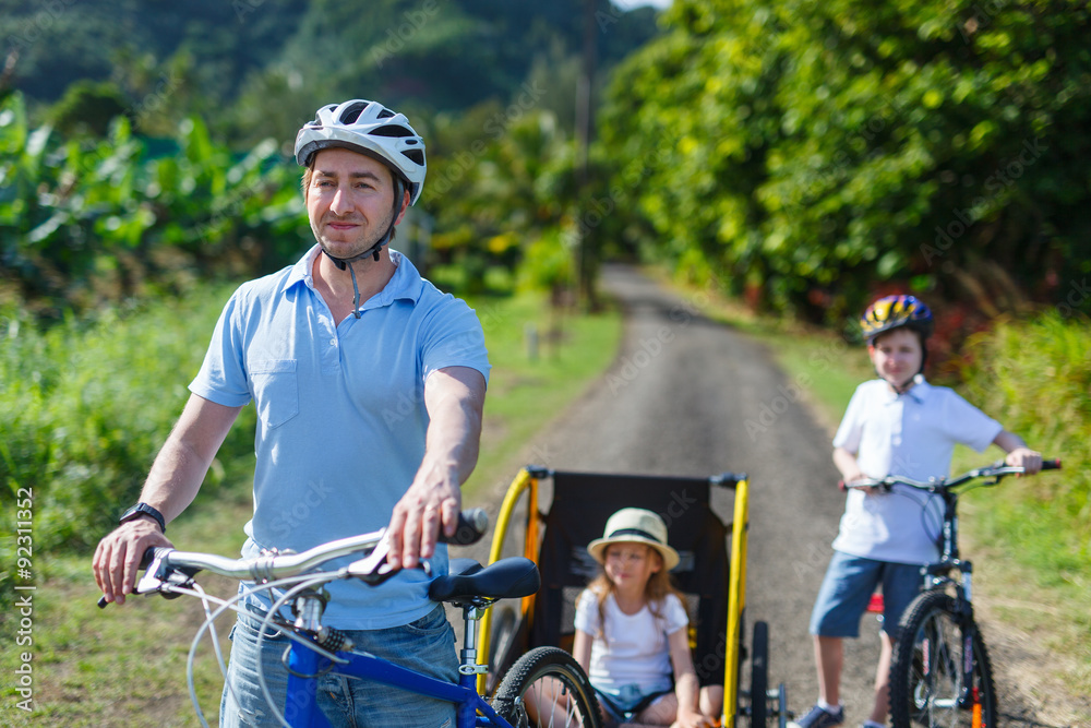 Obraz premium Family on bike ride