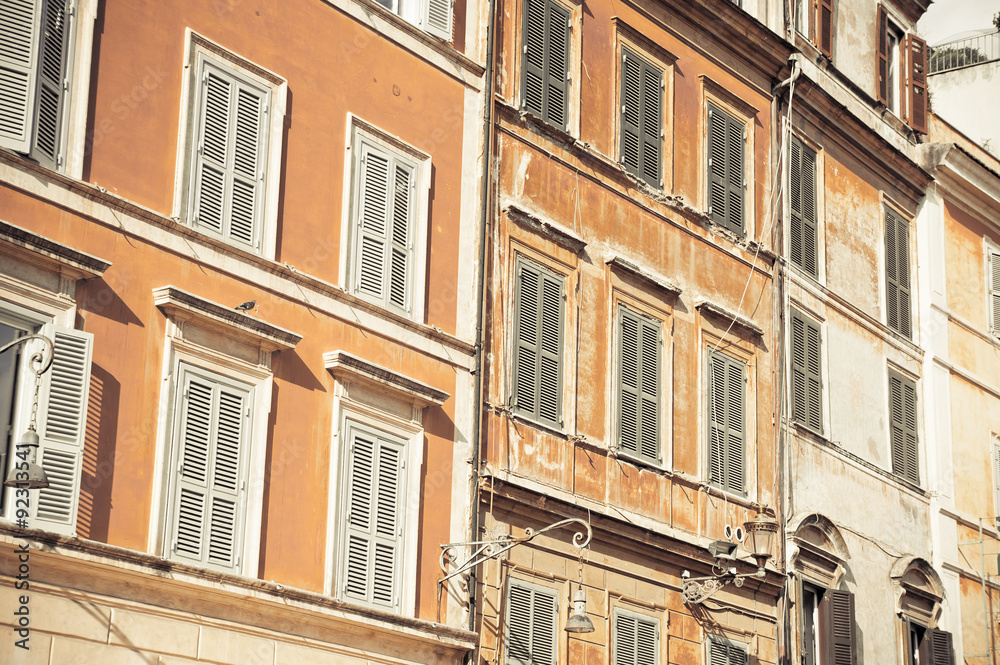 Edificios antiguos tradicionales Vista de la calle en Roma, Italia