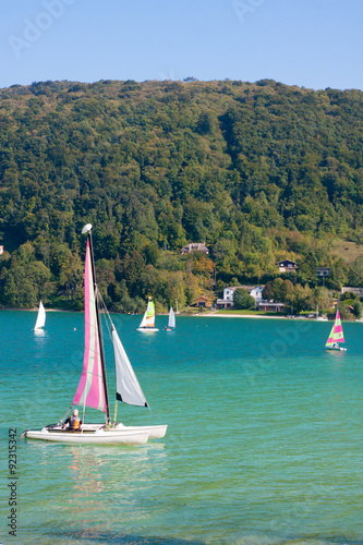 voiles sur le lac de Paladru (Isère)