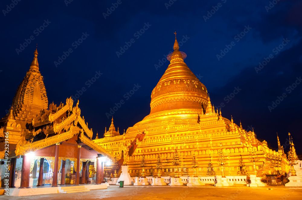 Fototapeta premium Twilight Shwezigon Pagoda is one of the biggest religious places